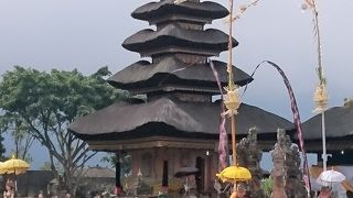 ブラタン湖の岸辺に建つ寺院