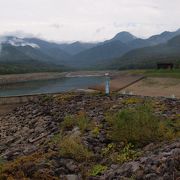 雄大な風景のダム湖