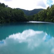 美しいブルーの水を湛えた静かな湖