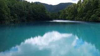 美しいブルーの水を湛えた静かな湖