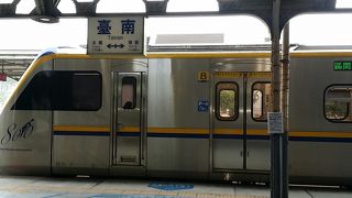 古い地方の日本のＪＲの駅のようです。