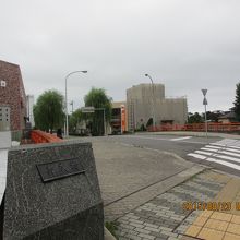 ここを川沿いに左方面へ