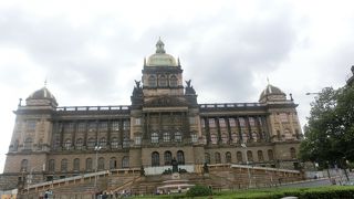 堂々とした左右対称の建物、とくに見るべきものはない