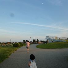 芝生が気持ちいい。週末は夕方近くまでかなりの盛況