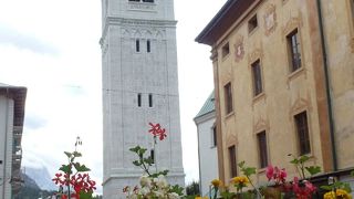 落書きゼロ、ドロミーティ山脈に囲まれ、花に飾られた美しい街並み