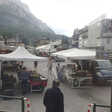 街外れの広場で行われていた朝市