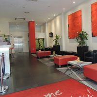 フロントのある1階。