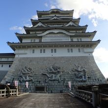 みるく茶屋のすぐ隣に勝山城博物館が聳え立つ