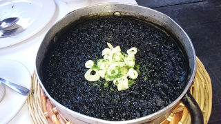 イカスミのパエリアが美味しい！