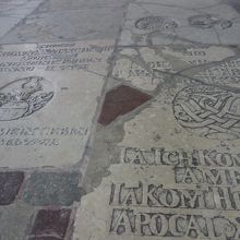 床の大理石には文字や紋章のようなものが描かれています。