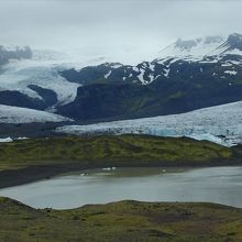 フィヤトルスアゥルロゥン氷河湖の西端部分。視線を右に移すと…