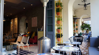 ゆったりティータイムは趣のある建物のテラスから