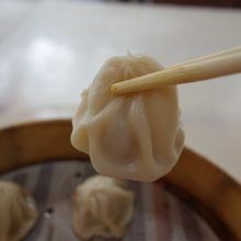 小籠包ショット。肉肉しく美味しい。これでNTD６０。安か！！