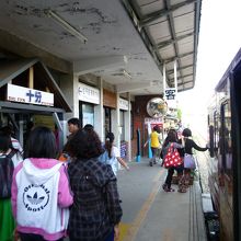 十分駅到着、駅舎に入らずホームから直接老街へ・・・