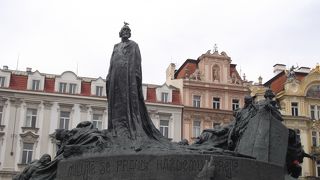 広場の中心にあります。