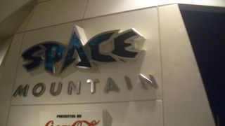 宇宙旅行気分で乗りましょう(スペースマウンテン)