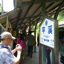 竹とランタンがホームを旅情に包む！