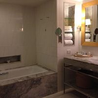 清潔感のあるバスルーム。バスソルトもありました