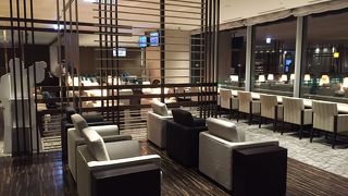 綺麗で快適なカードラウンジ