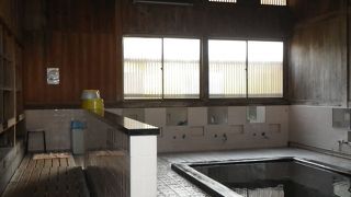 趣のある大きな建物の、中尾の湯。