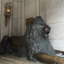 入り口のライオン