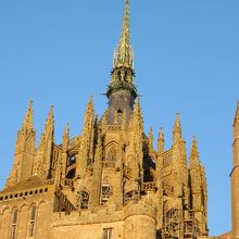 朝日に輝く礼拝堂・・神々しい風景