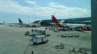 ショップもたくさんある綺麗な広い空港