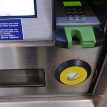 （３）ここにカードを当てます