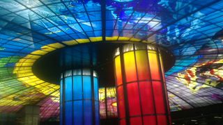 美しい天井のステンドグラス