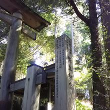 神殿までもう少しの場所に「標柱」があります。