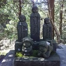 境内には、かわいらしい石仏も鎮座しています。