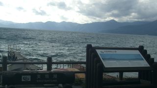 静かにたたずむ美しい湖です！