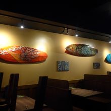 店内はハワイアンチックな感じのお店です