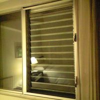 くだんのブラインド窓。撮影9月の17時、本当は明るいはず。