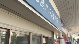 案内所の横に椅子があります