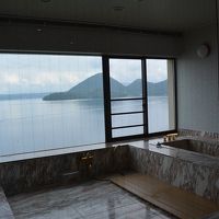 洞爺湖が眺められる客室内シースルー風呂