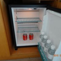 無料の飲み物は水とコーク各2本です。