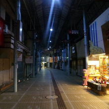 急に真っ暗になってしまった21時半頃の平和通り商店街の様子