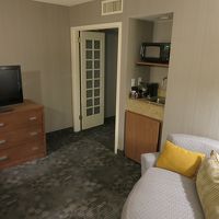 部屋に入ったらリビング、ソファーにテレビに冷蔵庫あり