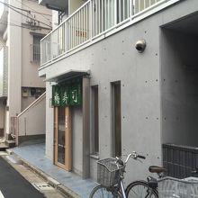 シンプルな外観のお店