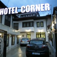 交差点沿い。夜は文字がカラフルに光ってます