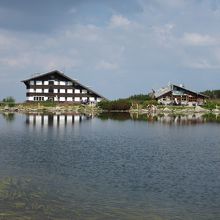 頂上の山小屋と湖