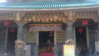 安平の広場に面しています