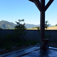 「見晴の湯」の露天風呂から山々を望みます　時を忘れ、至福です
