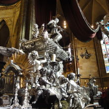 奥の方の大きな装飾物