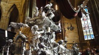 ステンドグラスがキレイ