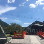 館内入口の赤い橋が綺麗