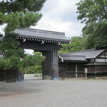 京都御苑の門はどれも同じに見えます。