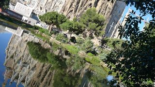 公園の池に映るサグラダファミリアが素敵
