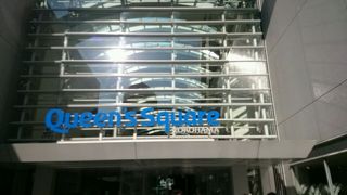 遊園地がみえるショッピングモール